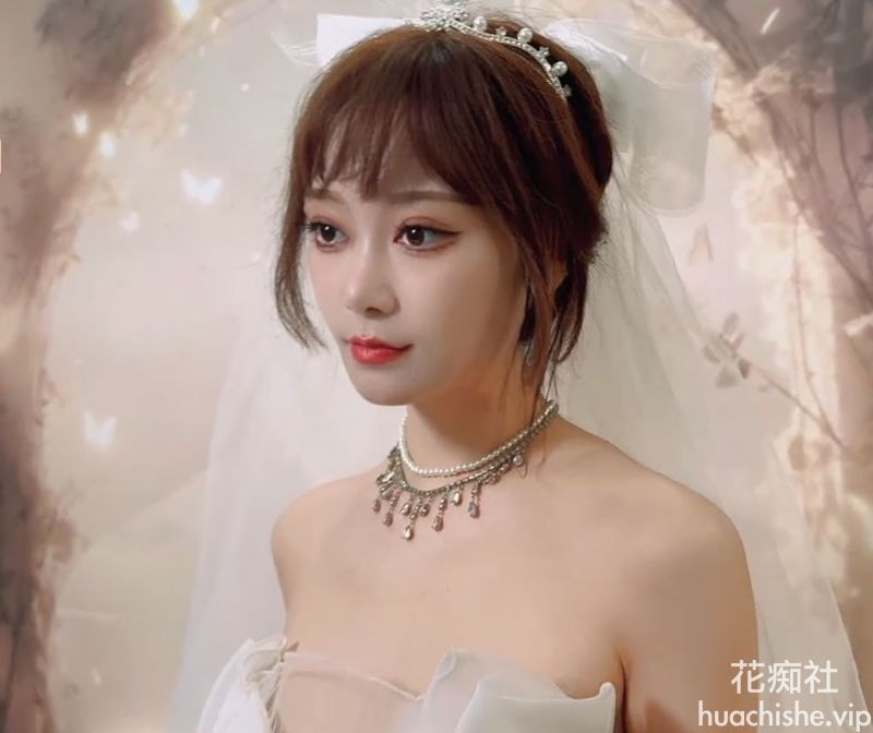 星空无限传媒 逃婚新娘身穿洁白婚纱与前男友激情 露露预览图02