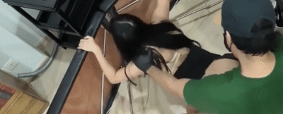 猎奇！小妹给骚逼纹身 纹身师忍不住强行抽插顾客预览图06