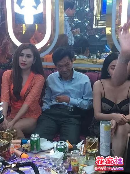 KTV酒吧淫乱场景 你眼中的女神为金主服务预览图13