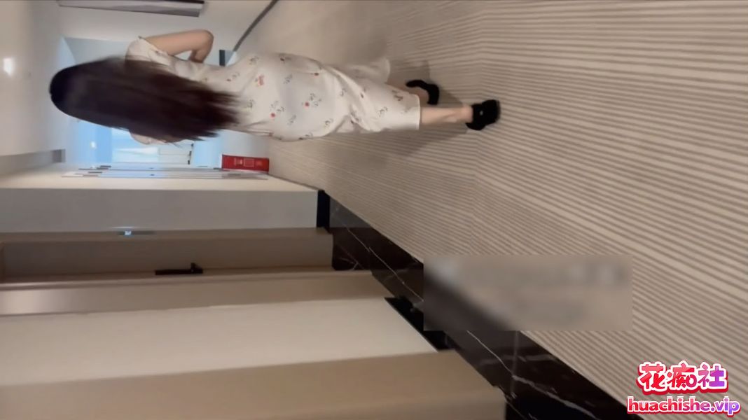暑假约啪大三女神 白色丝绸旗袍回头率超高预览图02