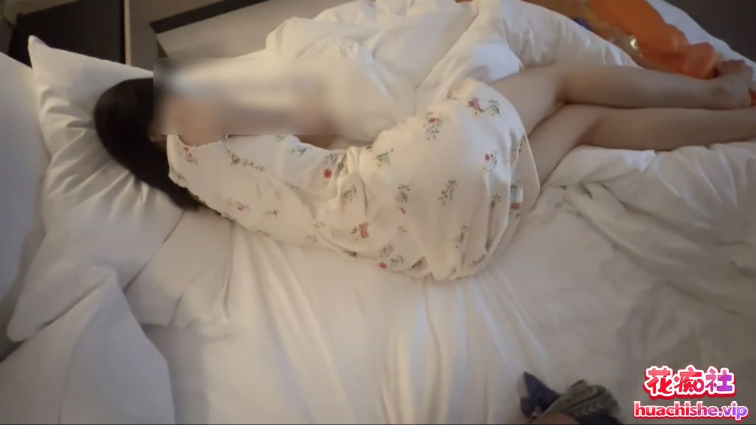 暑假约啪大三女神 白色丝绸旗袍回头率超高预览图04