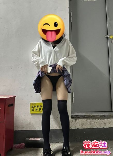 00后学妹 曾嘉仪 和老师楼道偷情视频预览图05