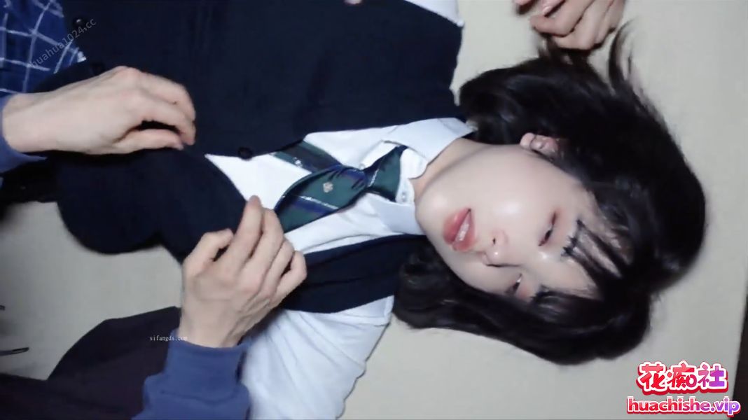 超美短发美少女被两个猥琐男轮奸到翻白眼 1v529m