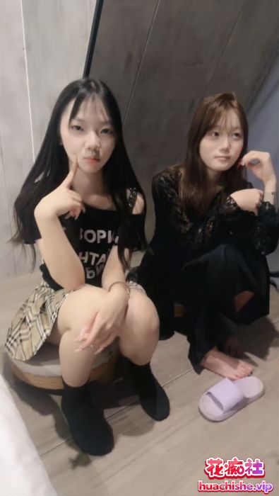 少萝媛媛同学 娇小嫩妹美乳粉穴多人群P大乱斗预览图01