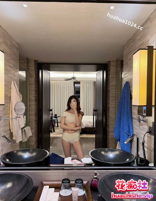 美女同事被大佬各种玩弄调教预览图06