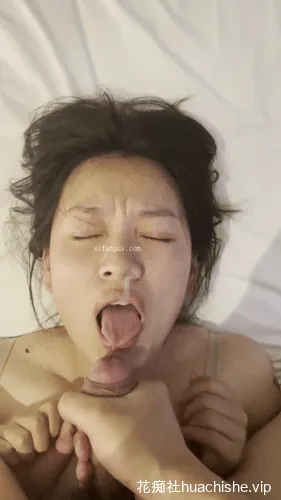 反差婊泄密 眼镜婊舔脚吞精无套内射各种花式艹逼预览图13