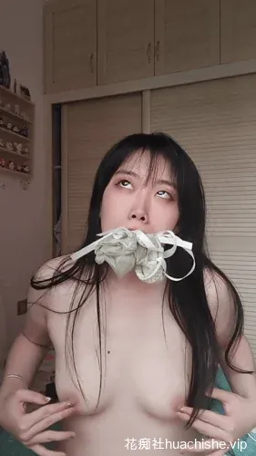 反差粉鲍眼镜嫩妹 曼z 直播视频预览图09