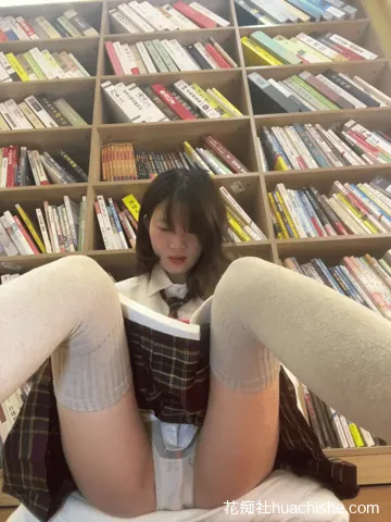 小秋LITTLEQIU 图书馆公共区域全裸露出预览图10